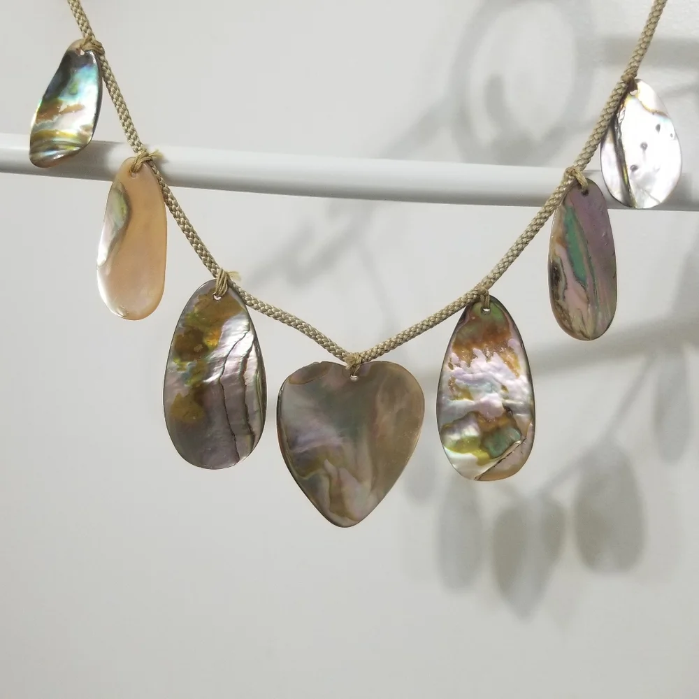 Vtg blistered pearl cord necklace, 1/7 pendants is a heart - Picture 6 of 12